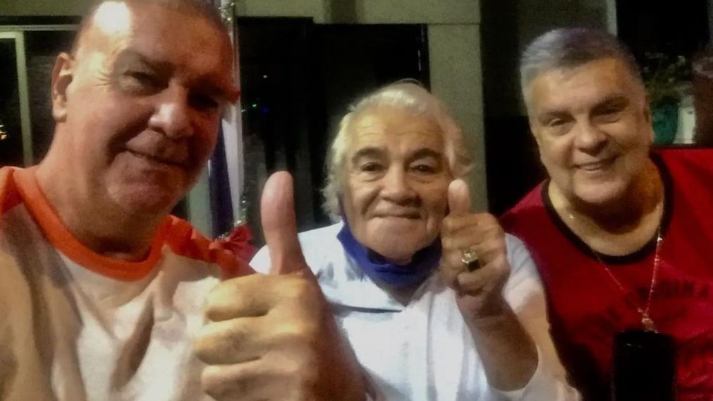 El periodista iba a presentarse esta tarde en el programa Cort� por Lozano (Telef�) para adelantar los nominados a los premios Mart�n Fierro, pero su visita fue cancelada tras el fallecimiento de �El Negro�.
