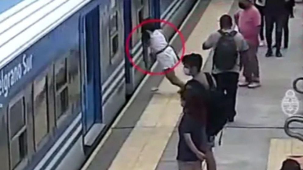 El momento en el que Candela se desvanece y cae entre los vagones de una formación del Belgrano Sur (Captura de video).