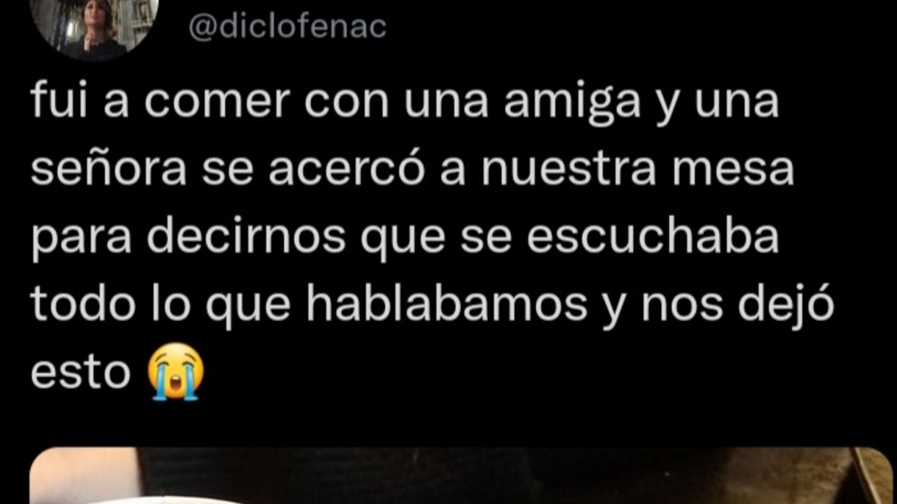 Conversaba con su amiga de un tema privado, una se�ora sin querer escuch� todo y le dio una incre�ble soluci�n (imagen Twitter).