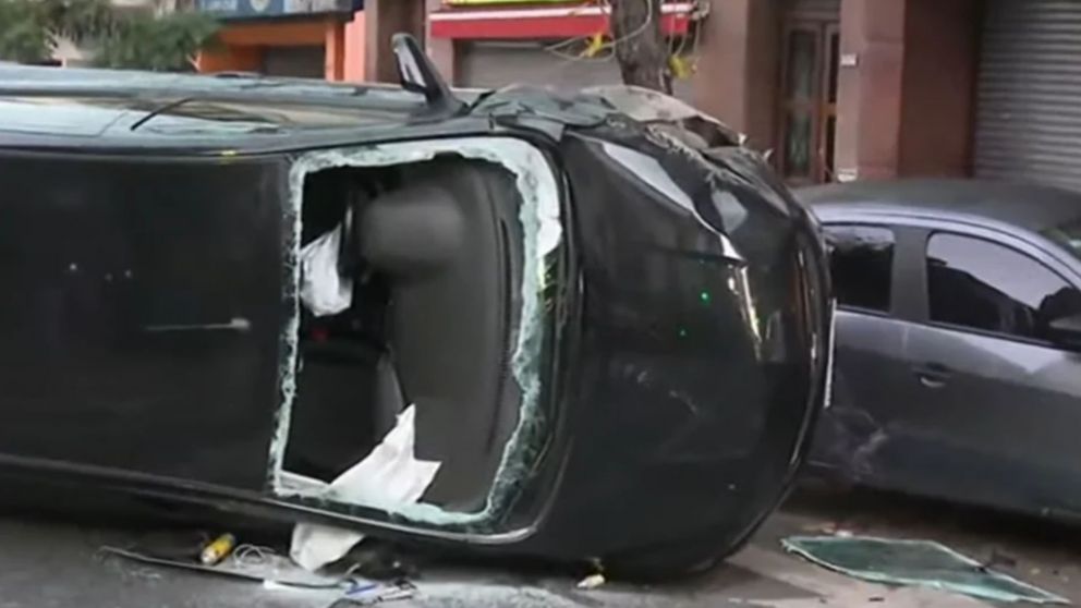 El auto que provocó el triple choque terminó volcando y con el parabrisas totalmente destruido.