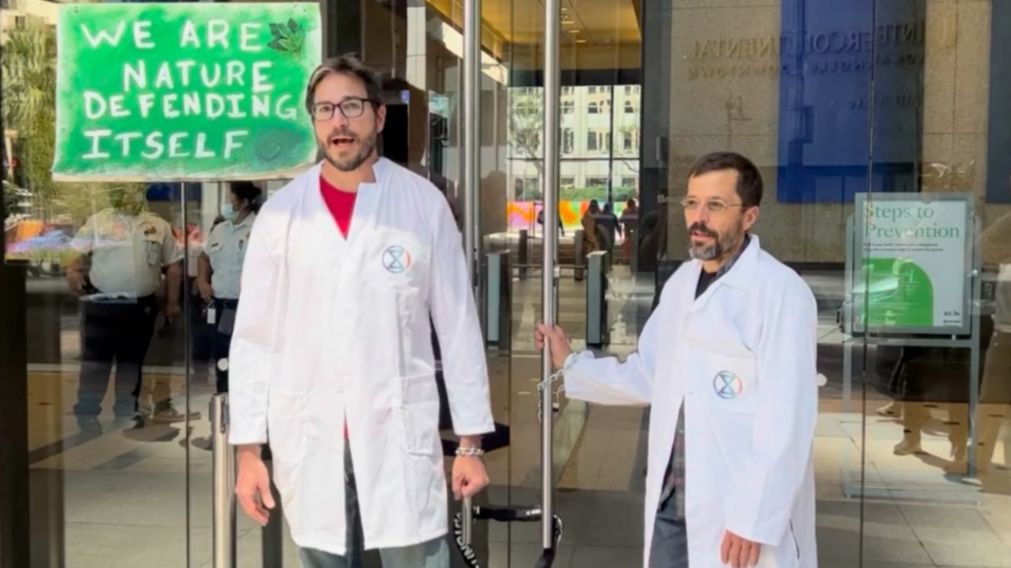 Peter Kalmus fue detenido luego de hacer una protesta por la inacción del mundo ante la alerta que hay por el cambio climático.