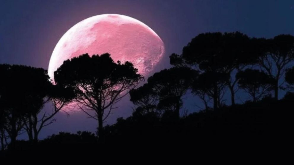 Tres de los signos del zodíaco se verán especialmente afectados por el romance que proyecta la Luna Rosa.