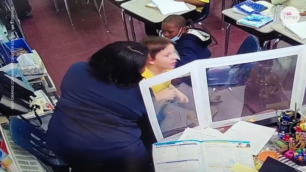 As� una maestra logr� salvarle la vida a un alumno que estaba ahog�ndose en el aula (imagen captura v�deo).