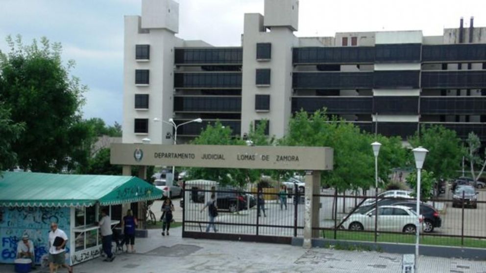 Funcionarios de los Tribunales de Lomas de Zamora se ocupan de investigar el suceso.