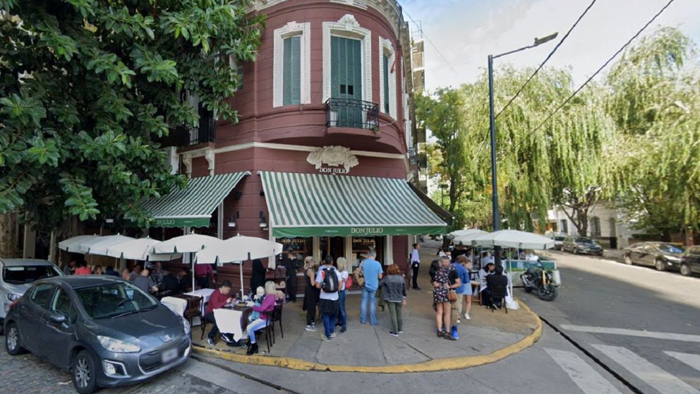 Don Julio está ubicado en Gurruchaga y Guatemala, en el barrio porteño de Palermo.