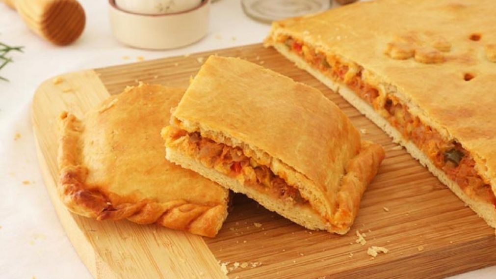 La empanada gallega tradicional con at�n, pero con otras variantes m�s baratas y un resultado igual de rico.