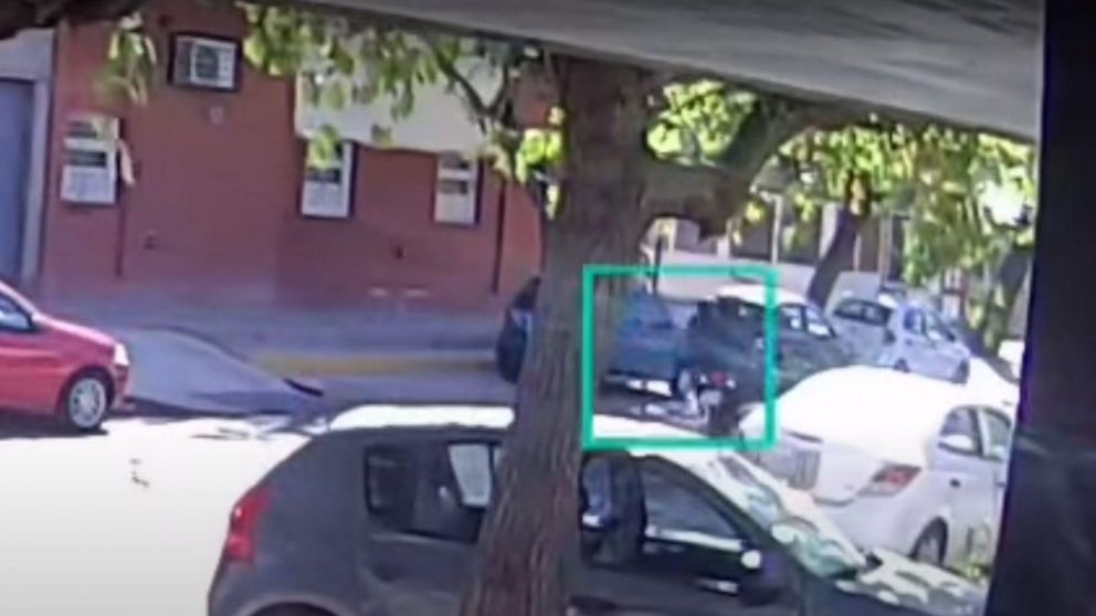 Dos delicuentes en moto protagonizaron un brutal asalto a una docente en Mendoza (Captura de video).