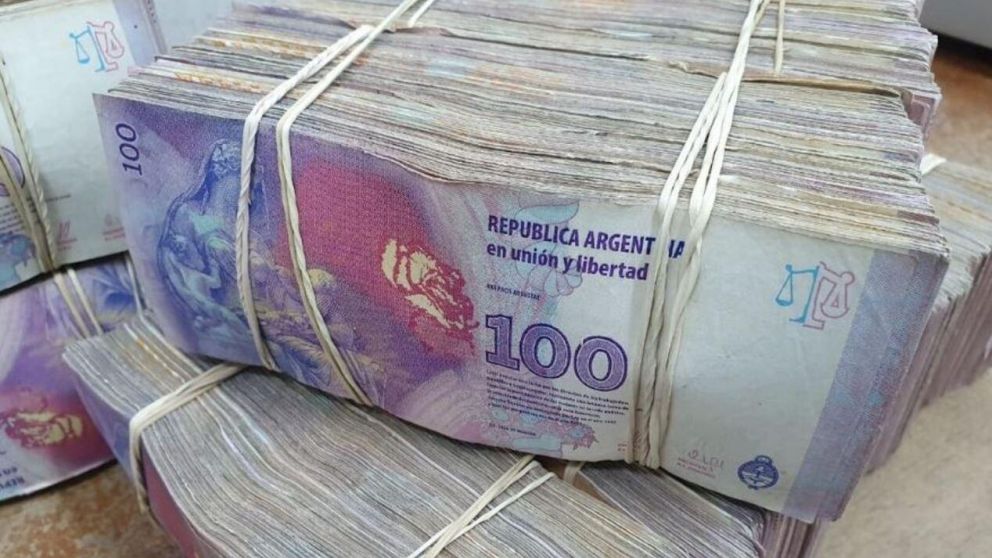 Los billetes de 100 pesos son buscados en el mercado (Imagen ilustrativa).