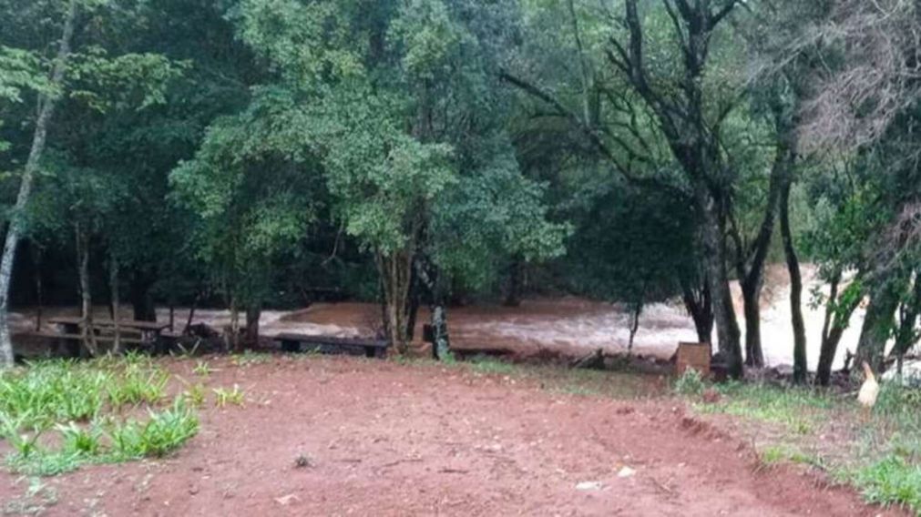 Hermanitos de 2 y 6 años murieron ahogados luego de caer por accidente a un arroyo (imagen Policía Misiones).