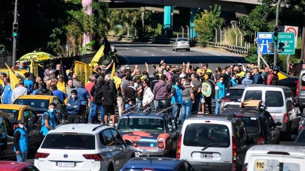 Decenas de trabajadores del Sindicato de Peones de Taxis bloquearon varios lugares y generaron un caos de tránsito.
