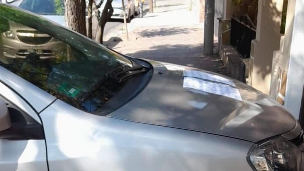 El cartel viral que le dejó una vecina a un joven que tapó el paso con su auto