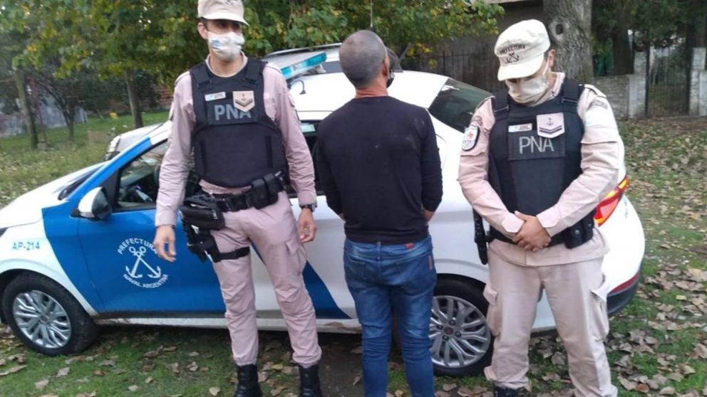 Robaban y secuestraban camioneros: operativo en el conurbano bonaerense desarticuló banda dedicada al desarme de vehículos y venta de autopartes.