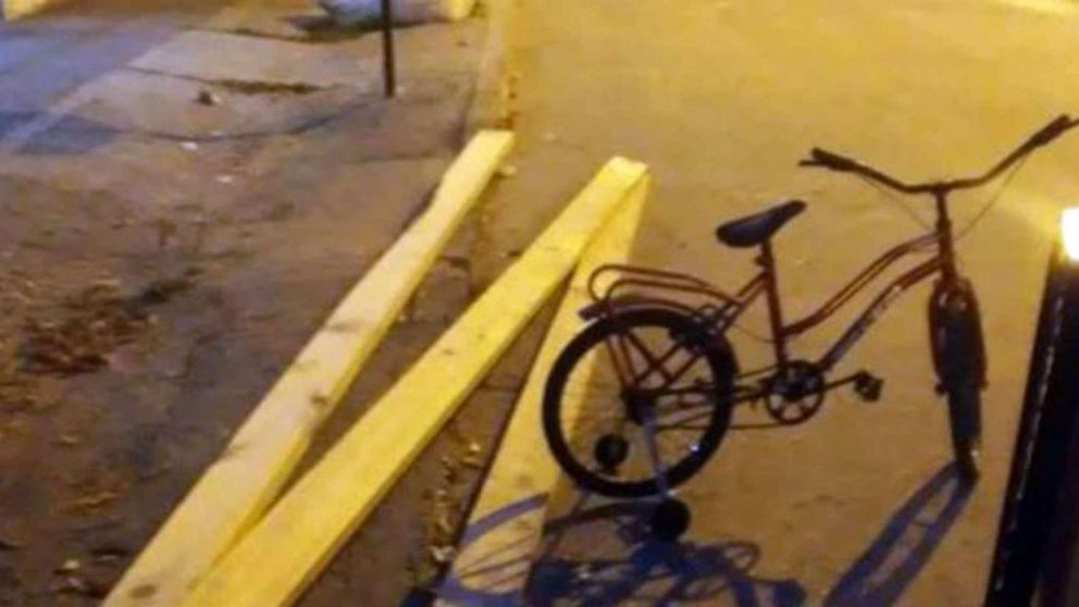 Las tres tablas de madera y la bici para niños que planeaba llevarse el ladrón antes de ser golpeado (Twitter/@EmmaDalbe).