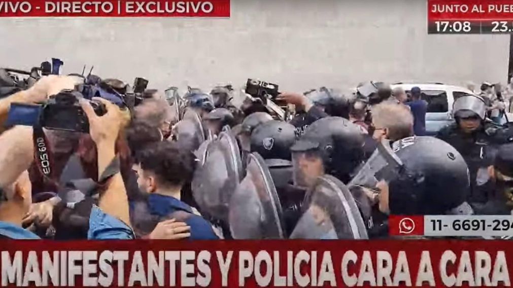 Protesta de actores en pleno Centro porteño: forcejeos con la policía y máxima tensión.