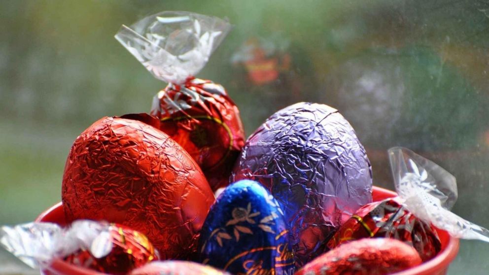 Los criminales engañan a sus víctimas prometiendo huevos de pascua gratis por WhatsApp.