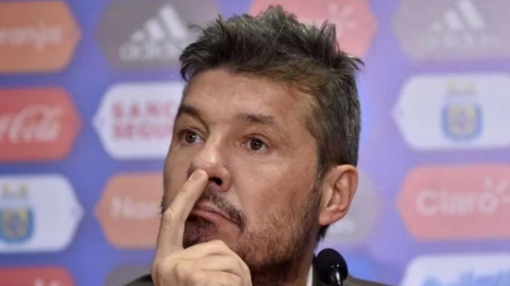 Marcelo Tinelli enfrenta un duro momento en su triple rol de conductor, empresario y dirigente deportivo.