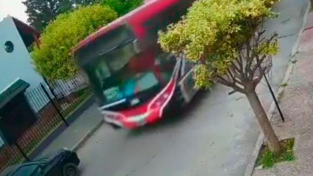 El chico manejó el colectivo unos tres kilómetros hasta que lo dejó abandonado (Captura de video).