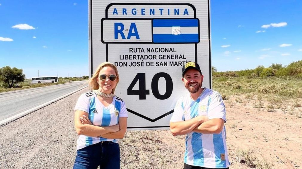 La pareja de "gallegos" tuvo su primera experiencia en un telo argentino, y la compartieron en YouTube.