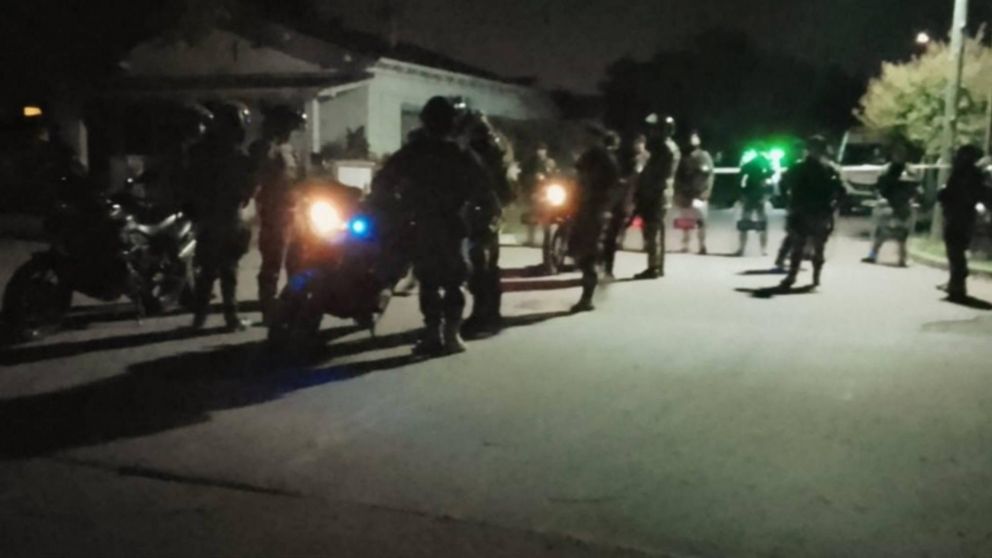 Policía se atrincheró y amenazó con suicidarse.