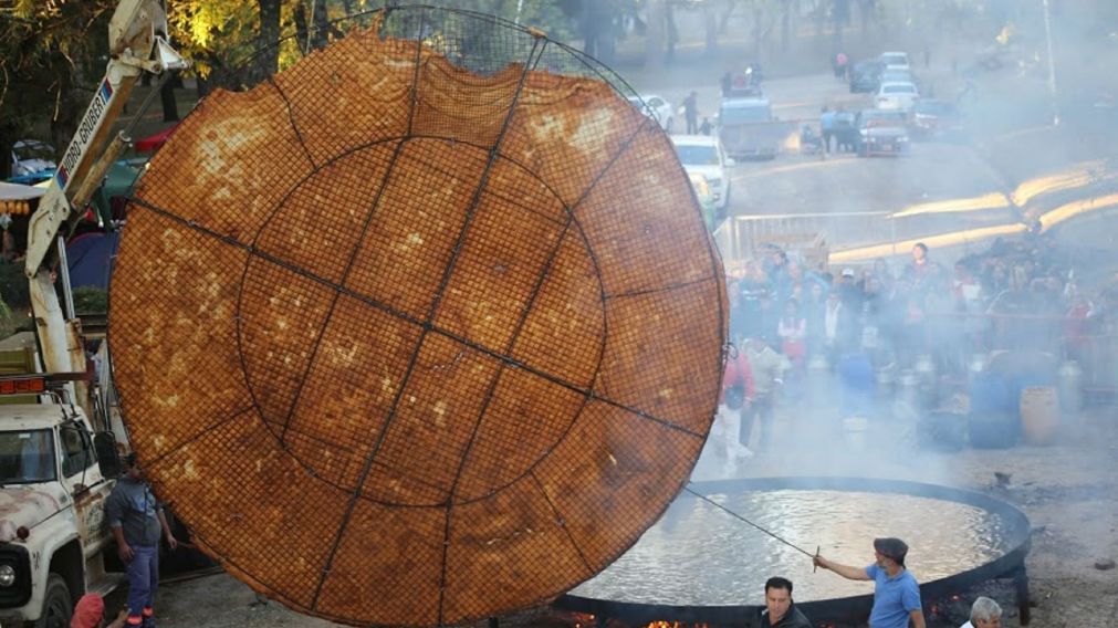 En Mercedes cocinaron la torta frita más grande del mundo.