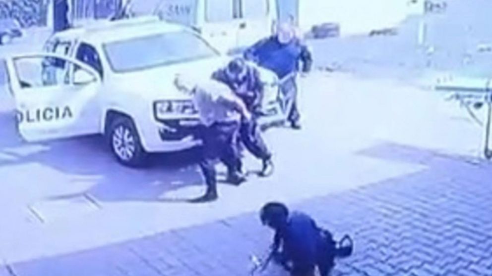 El momento en que el sujeto hirió al policía en José C. Paz quedó filmado (Captura de video).