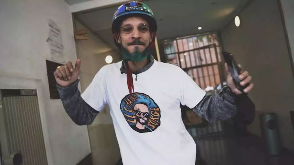 El repartidor que es furor en las redes.