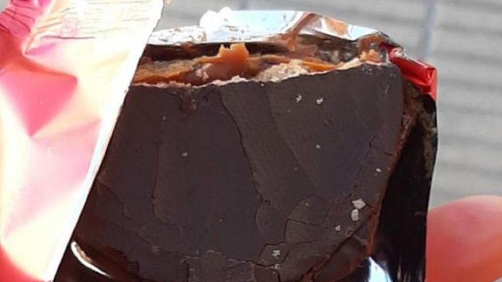 Un joven compró un alfajor de una reconocida marca y le vino medio de más.