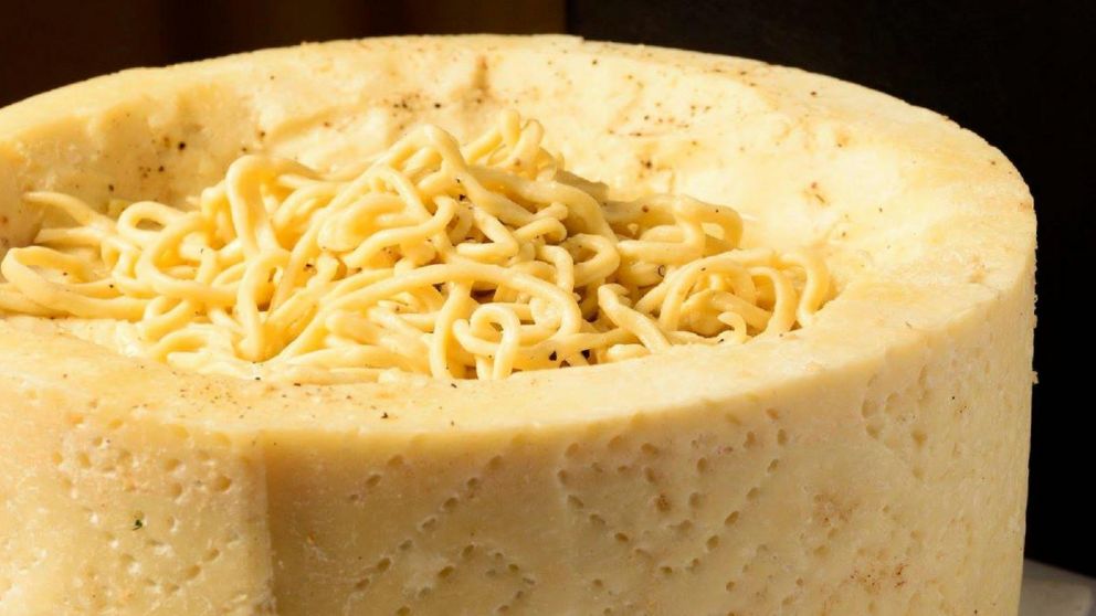 Una de las especialidades del L'adesso Ristorante es la pasta adentro de una horma de queso.