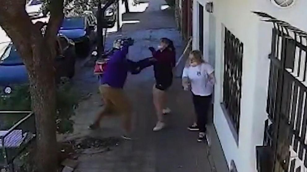 Las dos adolescentes fueron asaltadas por un falso repartidor en Haedo (Captura de video).