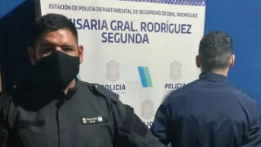 Este es el efectivo policial, de 22 años, que fue arrestado por los investigadores.