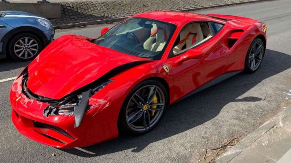 Se compr� el auto de sus sue�os, lo sac� del concesionario y lo choc� a las pocas cuadras (imagen Twitter).