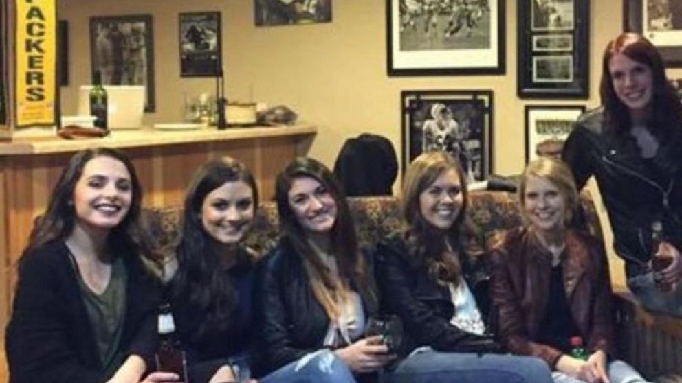 La ilusión óptica que vuelve locos a todos en las redes: la foto de seis mujeres sentadas