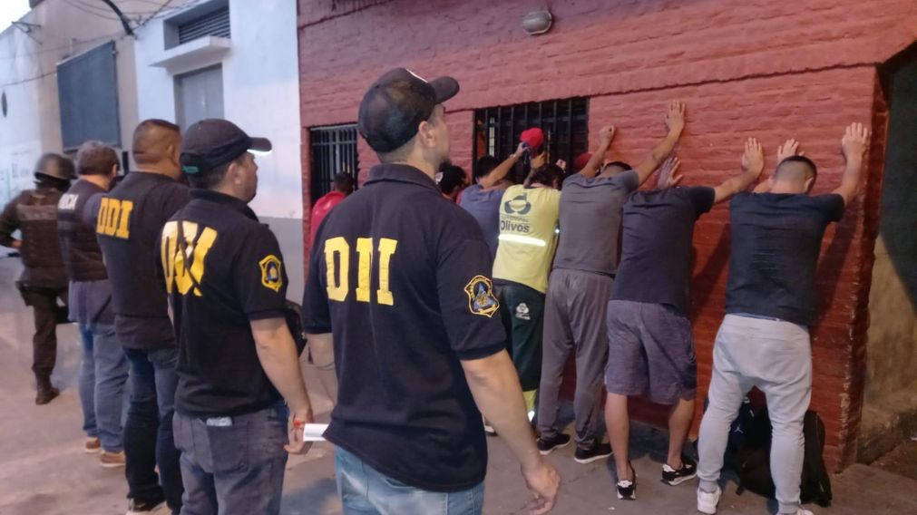 Los uniformados, adem�s, demoraron a varios compradores de estupefacientes.