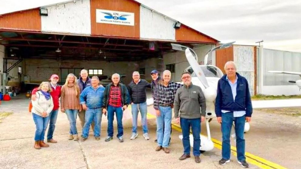 La última foto de los brasileños junto a la avioneta (La Opinión Austral).