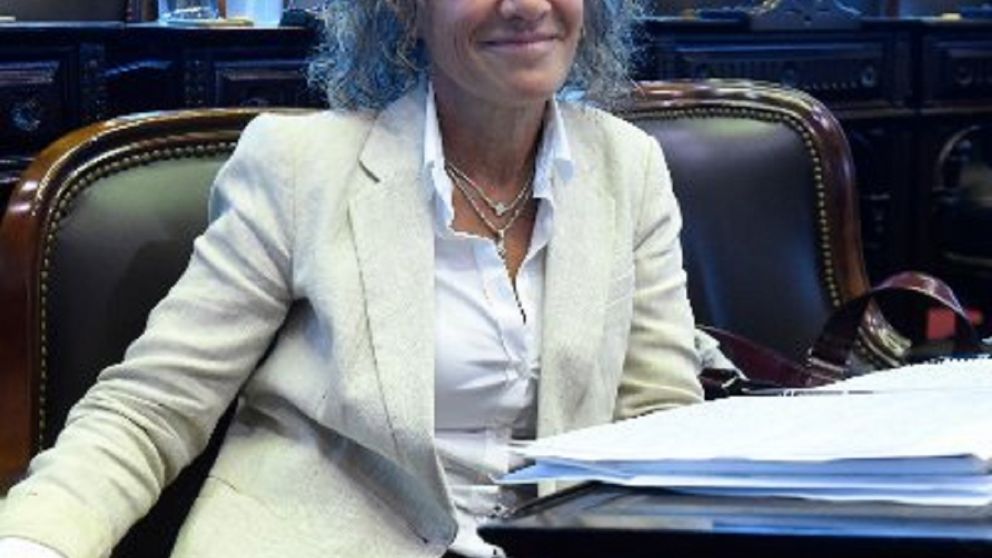 Mónica Frade intentó criticar el billete de 1.000 "mangos" pero le salió todo mal (Twitter).