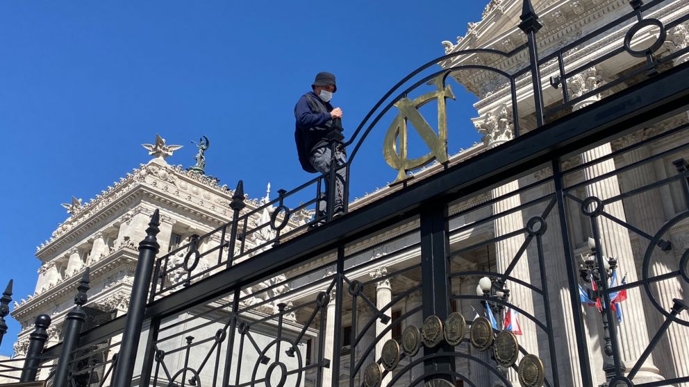 Uriel de 36 años pidió hablar con un juez en el Congreso después de denunciar ser víctima de armas que controlan la mente.