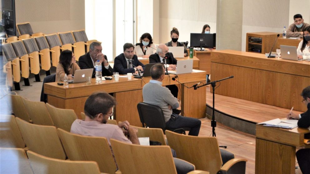 Marcelo Macarrón junto a sus abogados escuchando al testigo.