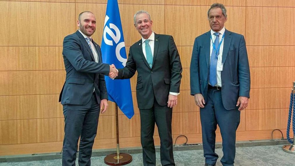 Mart�n Guzm�n y Daniel Scioli, con el ministro de Minas y Energ�a de Brasil,�Bento Albuquerque.