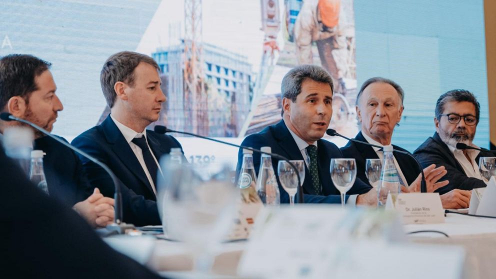 Sergio Uñac, gobernador de San Juan, durante el encuentro con los constructores.