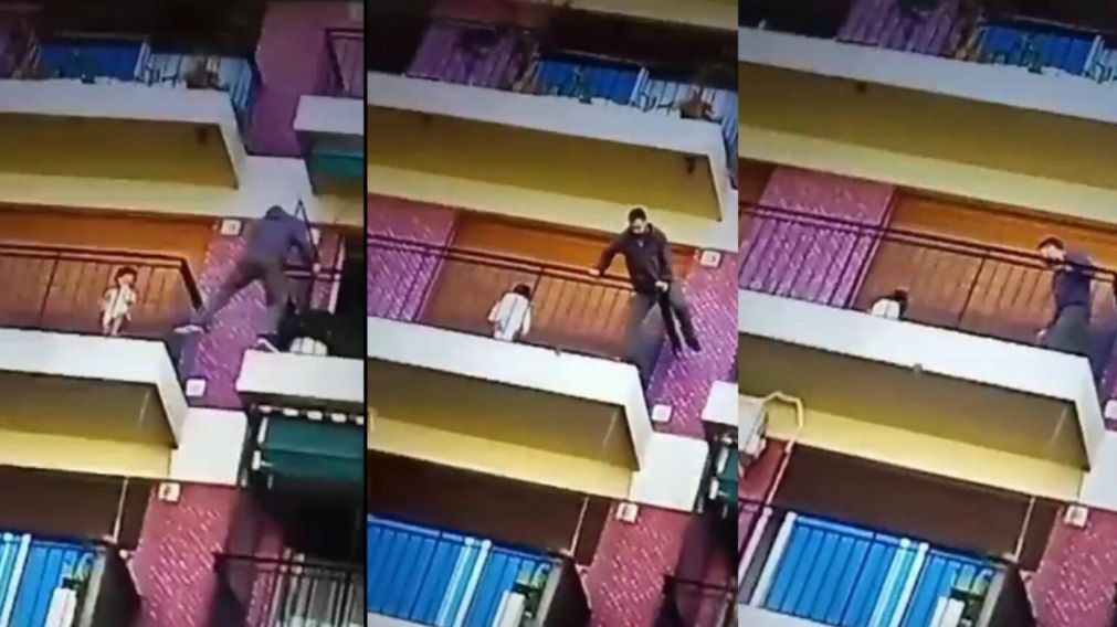 As� un hombre rescat� a un nene que qued� encerrado en el balc�n de un quinto piso (imagen captura v�deo).