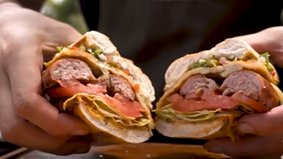 Cualquier excusa es buena para comer un choripán con los sabores más típicos de Argentina (Youtube).