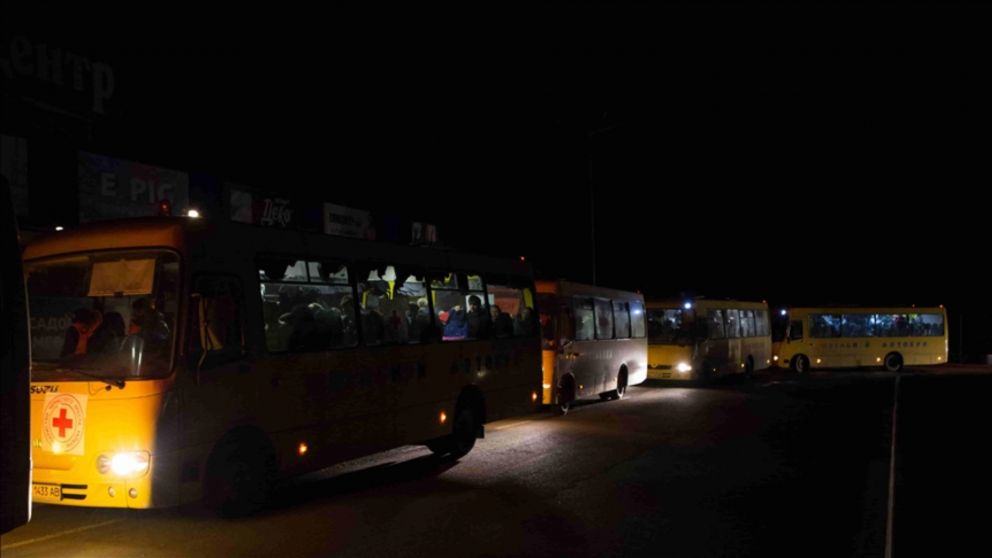 Los colectivos trasladan a refugiados de Mariúpol (gentileza Agencia Anadolu).