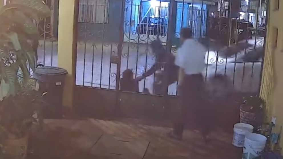 El secuestrador portaba un arma de fuego en una de sus manos y forcejeó con la víctima hasta que ésta cayó el piso.