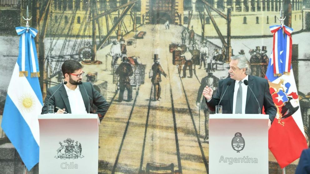 Ambos presidentes realizaron declaraciones al periodismo. Es la primera visita de Boric a un país como jefe de Estado.