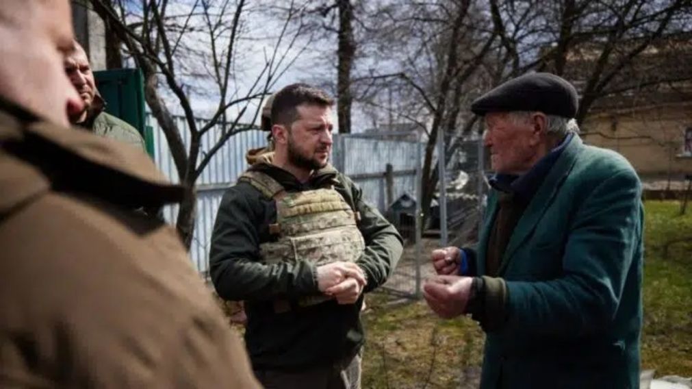 Volodimir Zelenski, visitó este lunes Bucha, una pequeña ciudad cerca de Kiev recientemente recuperada por las tropas ucranianas.