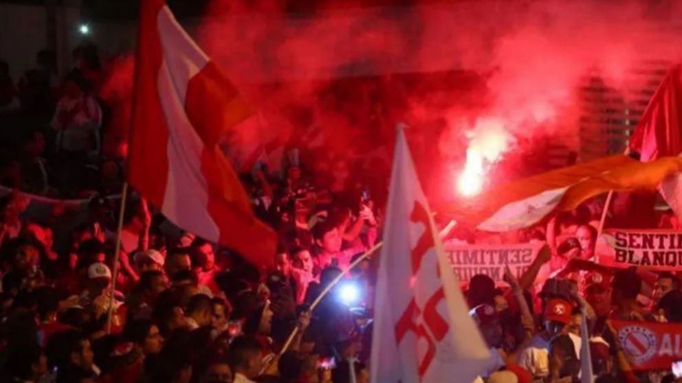 Derecho de admisión en River por las bengalas en el Superclásico.