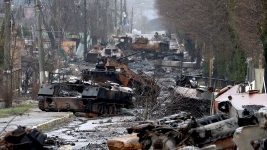 Postal de tanques quemados sobre la ciudad ucraniana de Bucha tras los ataques de Rusia (BBC).