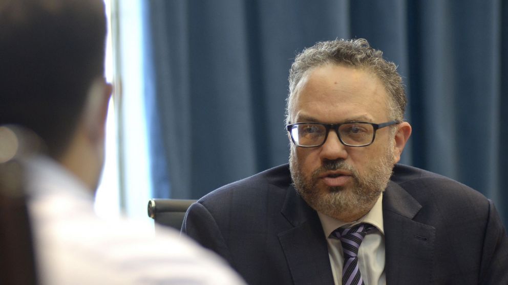 El ministro reconoció la alta inflación y crece la opción de un bono.