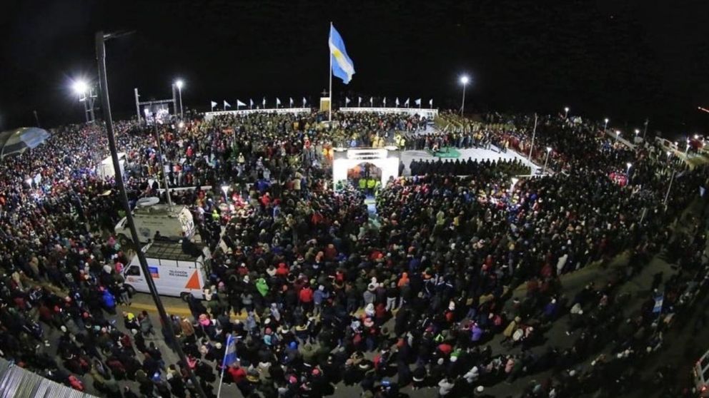 Un multitud estuvo presente en R�o Grande en el acto en homenaje a los h�roes de Malvinas (Twitter).