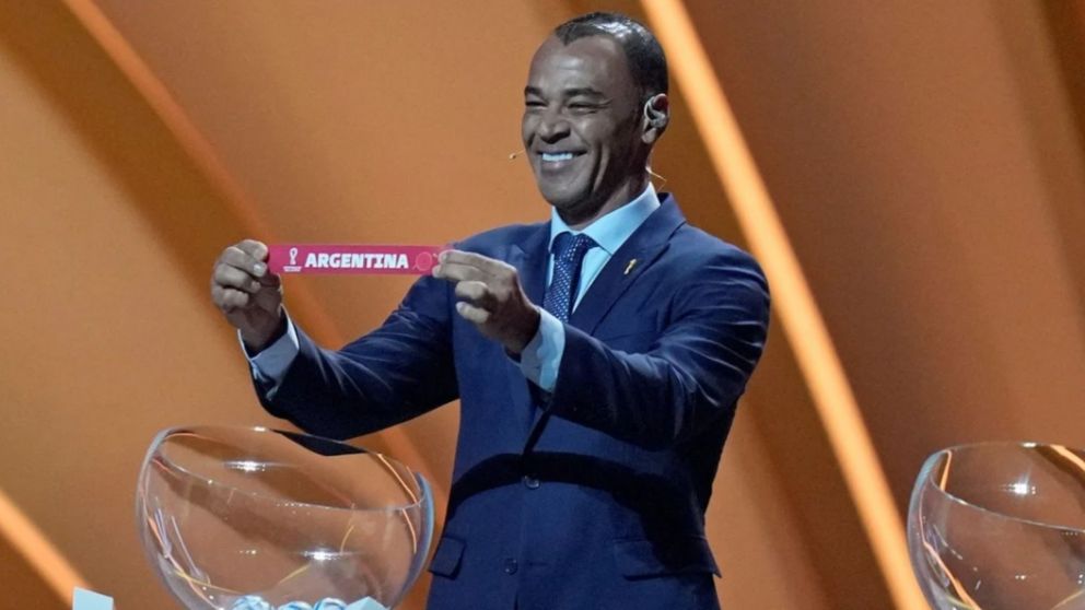 El brasileño Cafú en el sorteo.